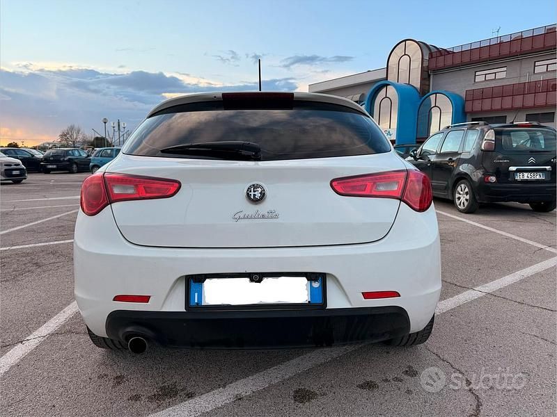 Usata Alfa Romeo Giulietta Progression 105 CV (77 kW) 2011 Bianco Utilitaria