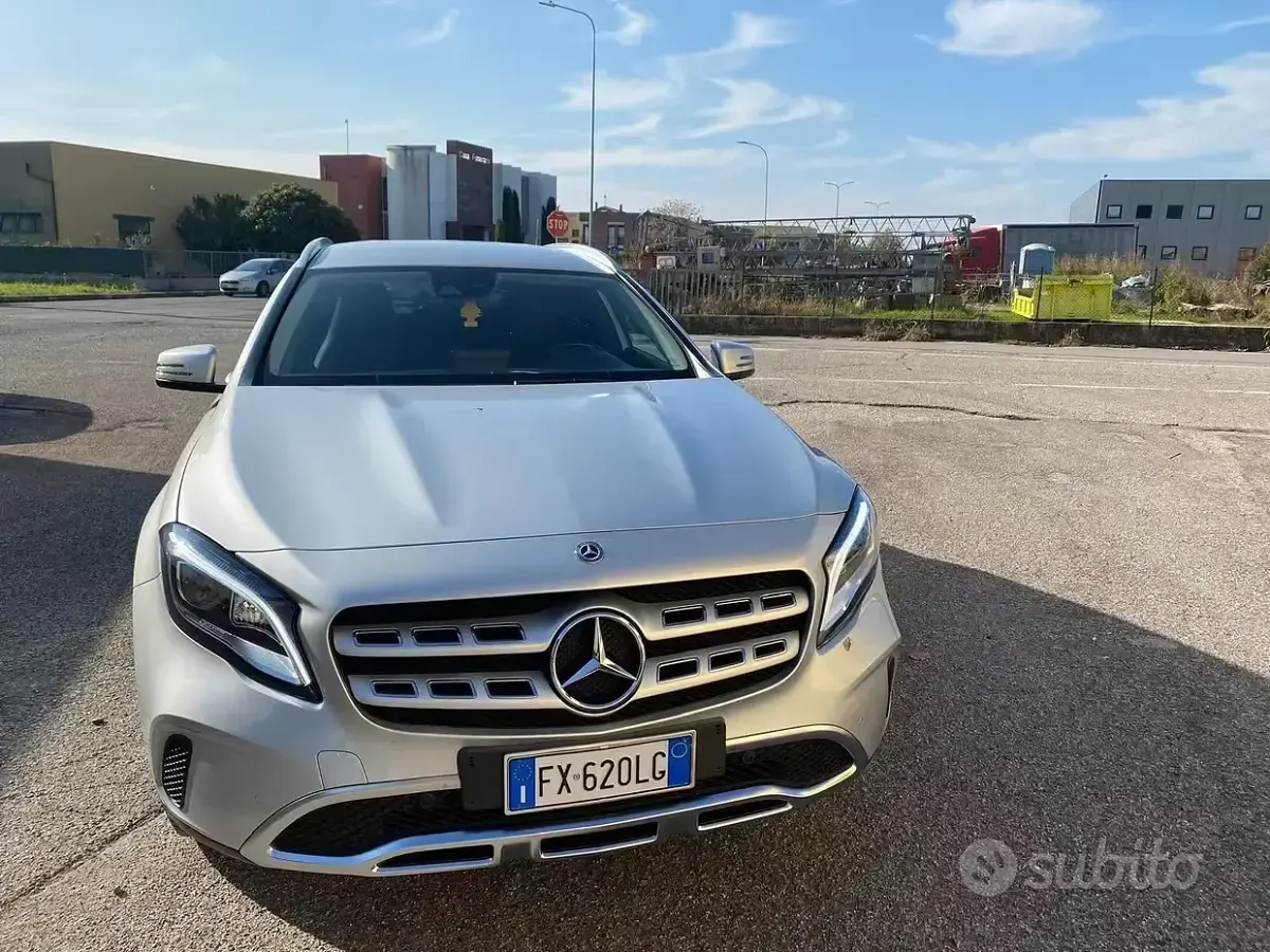 Usata Mercedes GLA200 Executive 156 CV (114 kW) 2019 Grigio SUV