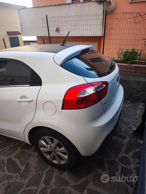 Usata Kia Rio Active 90 CV (66 kW) 2013 Bianco Utilitaria