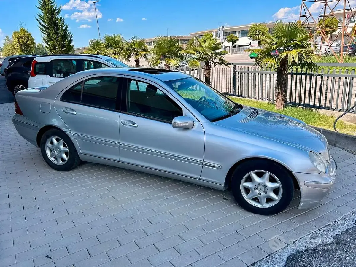 Usata Mercedes C220 Elegance 143 CV (105 kW) 2002 Grigio Berlina