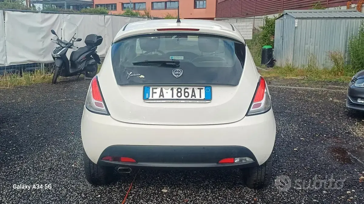 Usata Lancia Ypsilon 69 CV (50 kW) 2015 Bianco Utilitaria