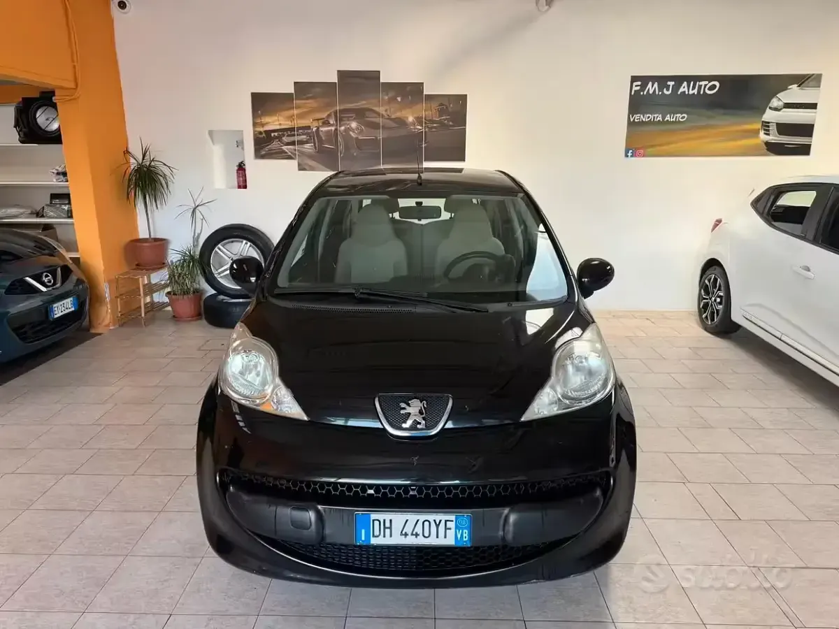 Käytetty Peugeot 107 68 HP (50 kW) 2008 Musta Viistoperä