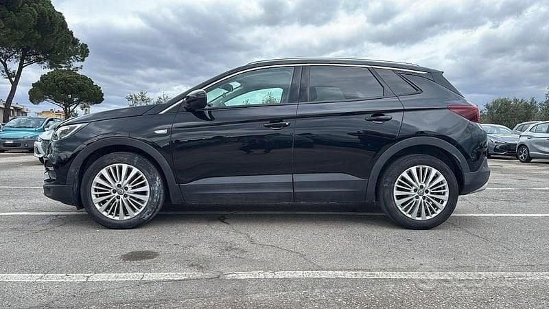 Käytetty Opel Grandland X Innovation 131 HP (96 kW) 2018 Musta Katumaasturi