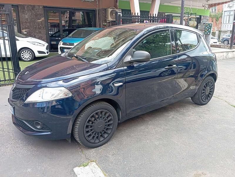 Usata Lancia Ypsilon Silver 69 CV (50 kW) 2018 Blu/azzurro Utilitaria