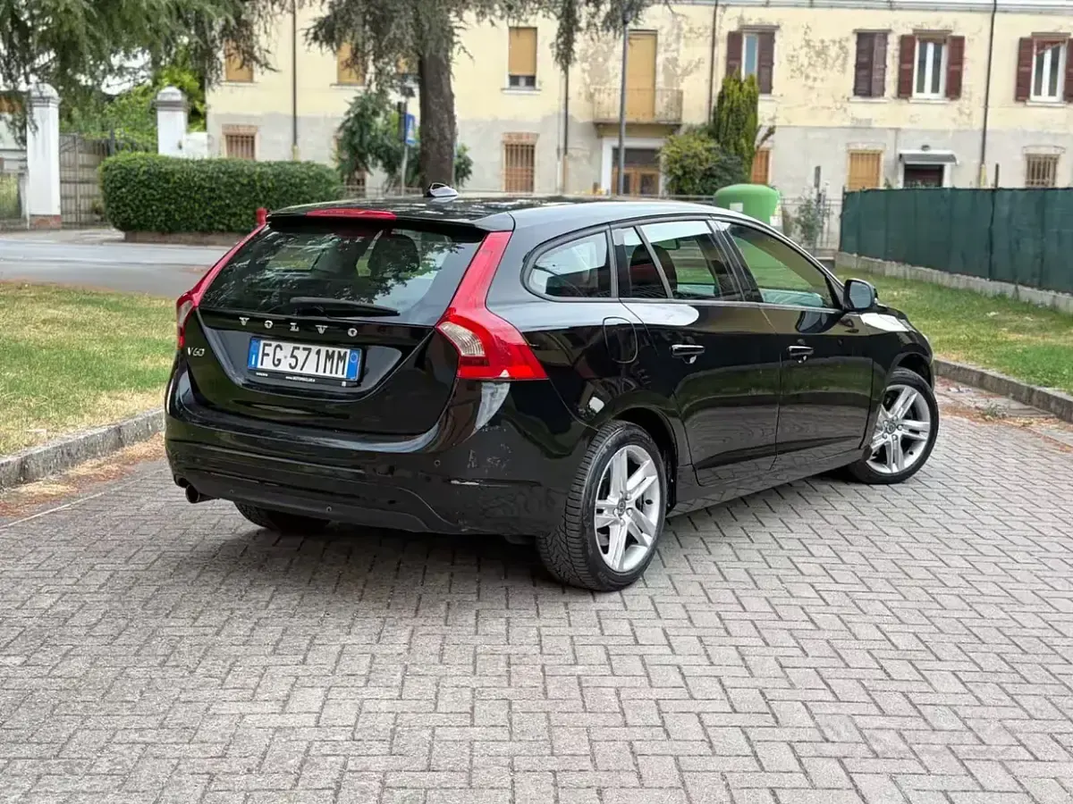 Usata Volvo V60 120 CV (88 kW) 2016 Nero Station wagon