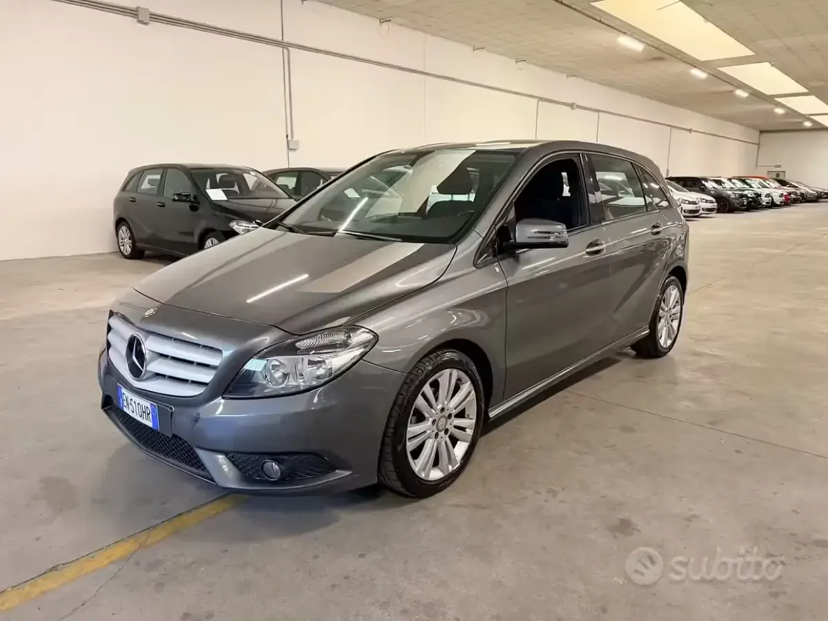 Usata Mercedes B180 Executive 109 CV (80 kW) 2012 Grigio Utilitaria