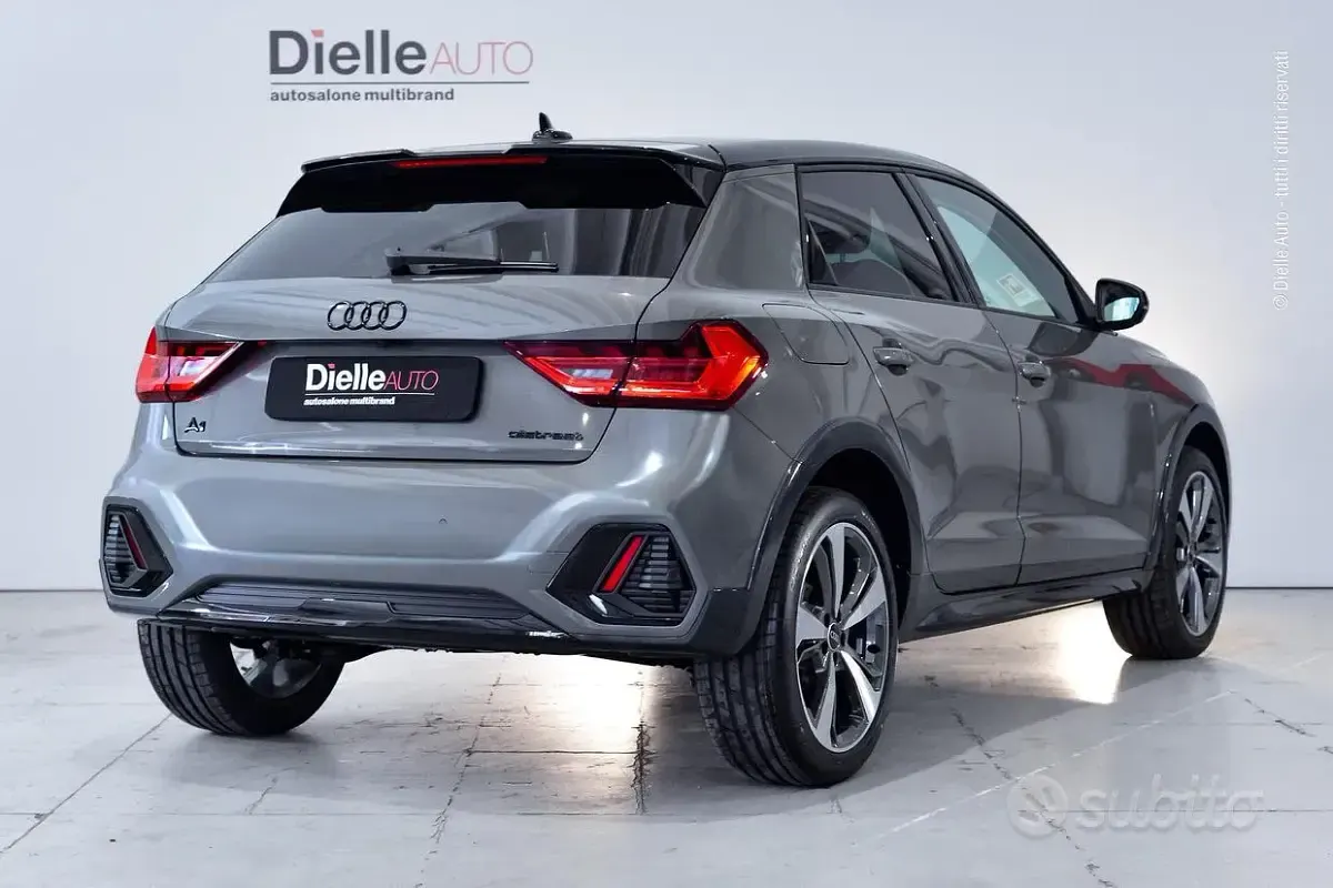 Nuova Audi A1 Ambiente 116 CV (85 kW) 2026 Grigio chronos met. / tetto ne SUV