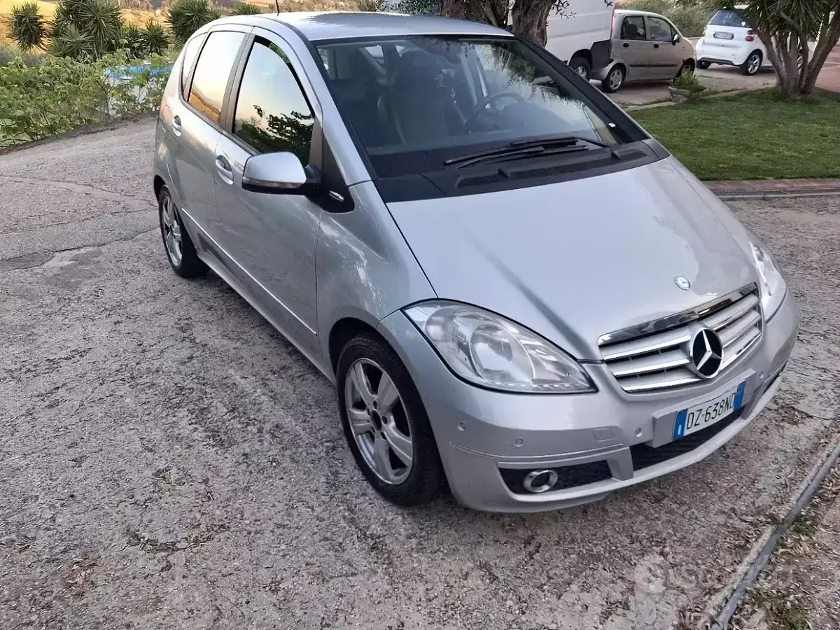Usata Mercedes A180 Avantgarde 116 CV (85 kW) 2010 Grigio Berlina