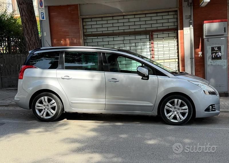 Usata 2011 Peugeot 5008 Monovolume | 2900 € (Buon prezzo) - Immagine 1/4