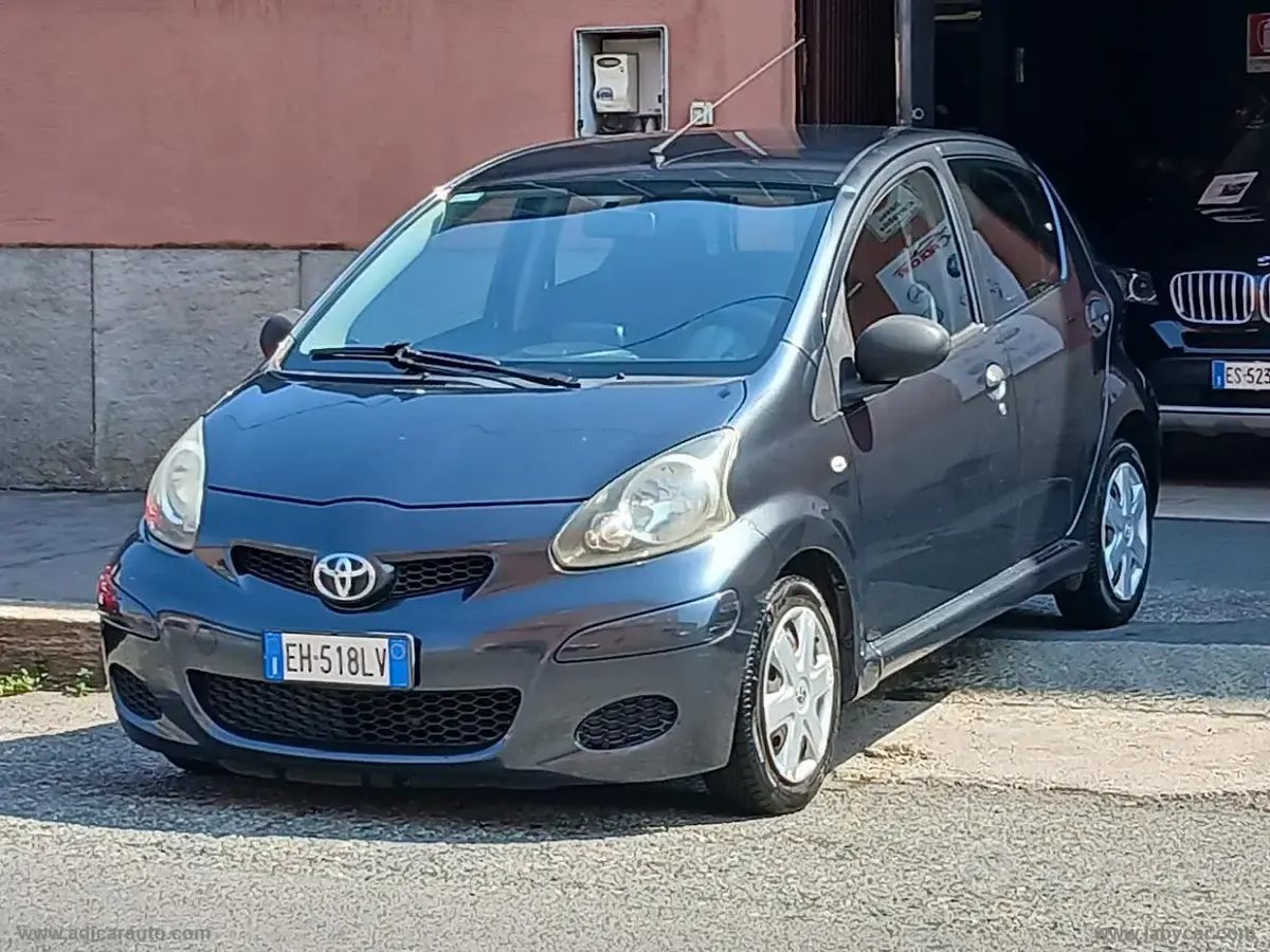 Usata Toyota Aygo Connect Style 68 CV (50 kW) 2011 Grigio Utilitaria