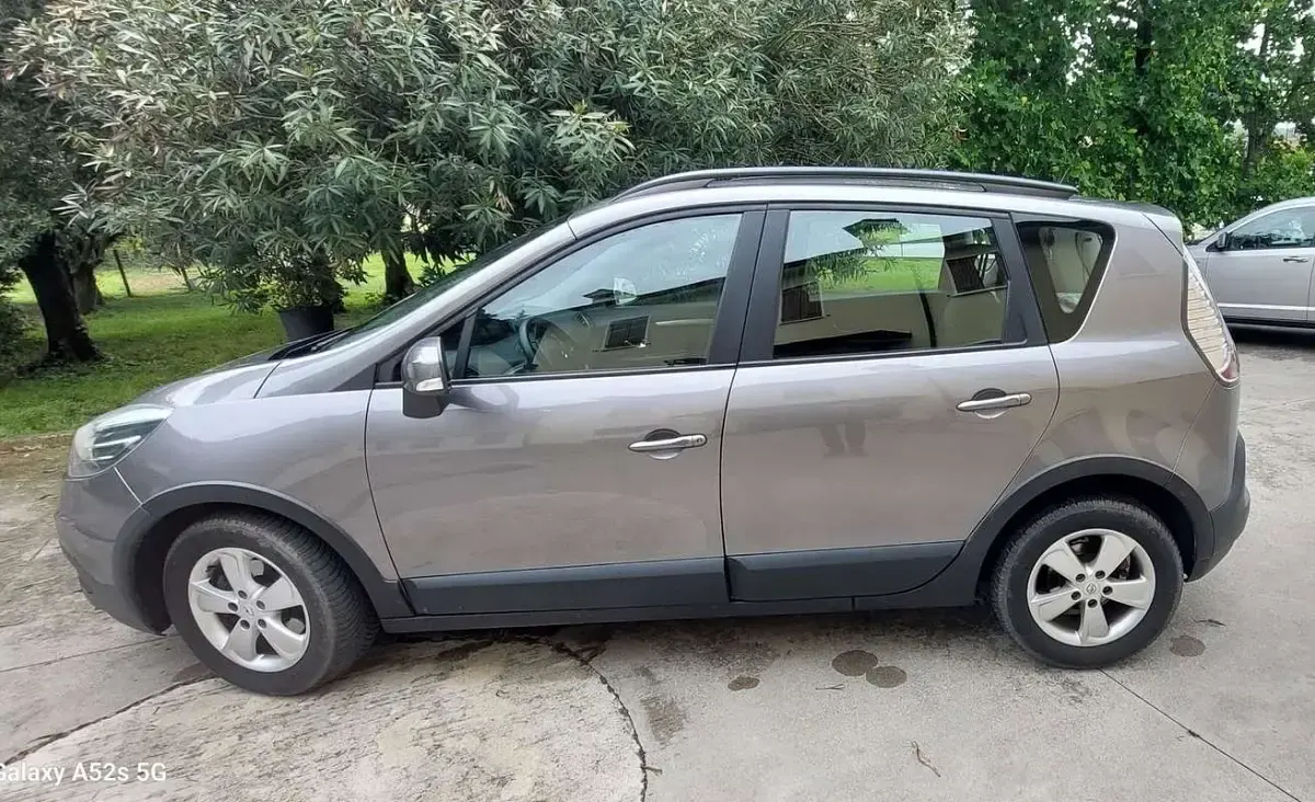 Käytetty Renault Scenic E-Tech 110 HP (80 kW) 2015 Harmaa Tila-auto