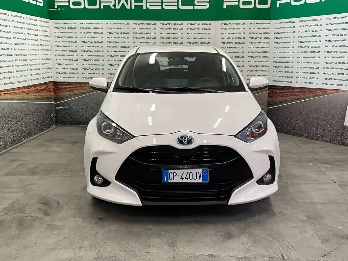 Usata Toyota Yaris Hybrid Active 92 CV (67 kW) 2023 Bianca Berlina