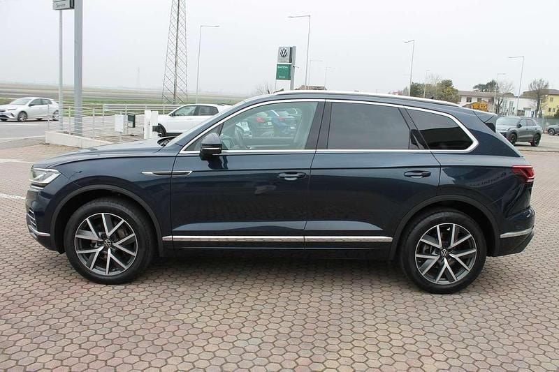 Usata VW Touareg Elegance 286 CV (210 kW) 2023 Meloe blue crystal SUV