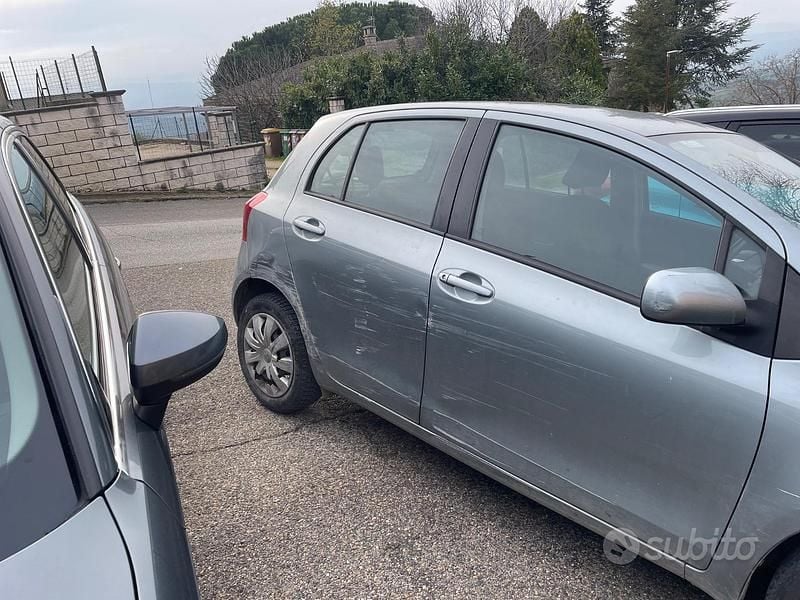Usata Toyota Yaris Sol 87 CV (63 kW) 2007 Argento Utilitaria