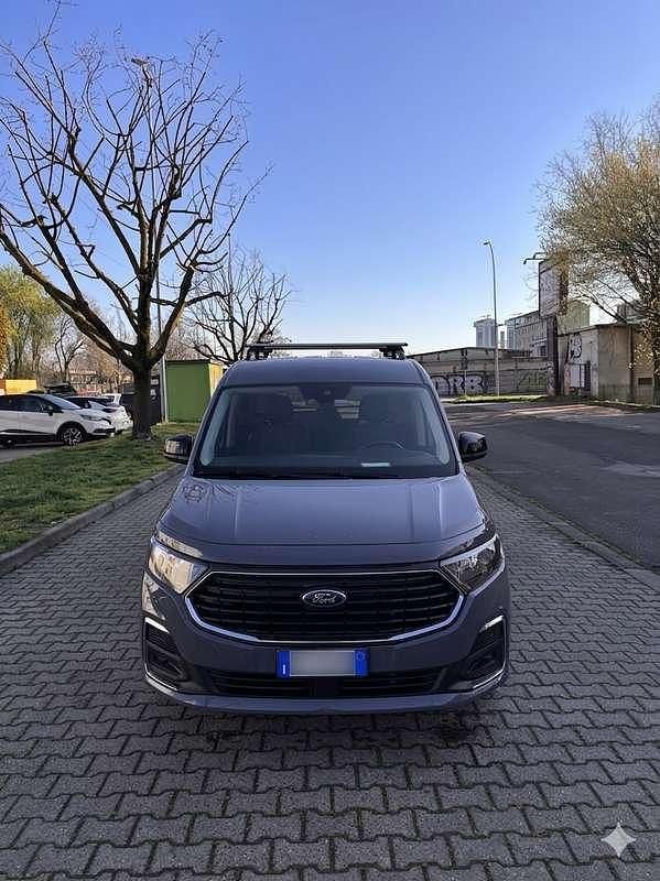 Usata Ford Tourneo Titanium 122 CV (89 kW) 2023 Grigio Furgone