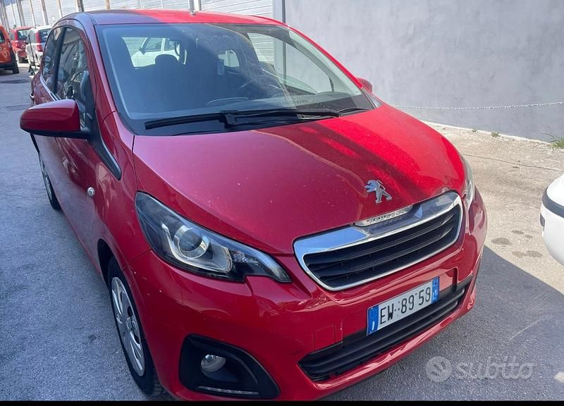 Rosso Usata 2014 Peugeot 208 Due volumi | 6500 € (Buon prezzo) - Immagine 1/4