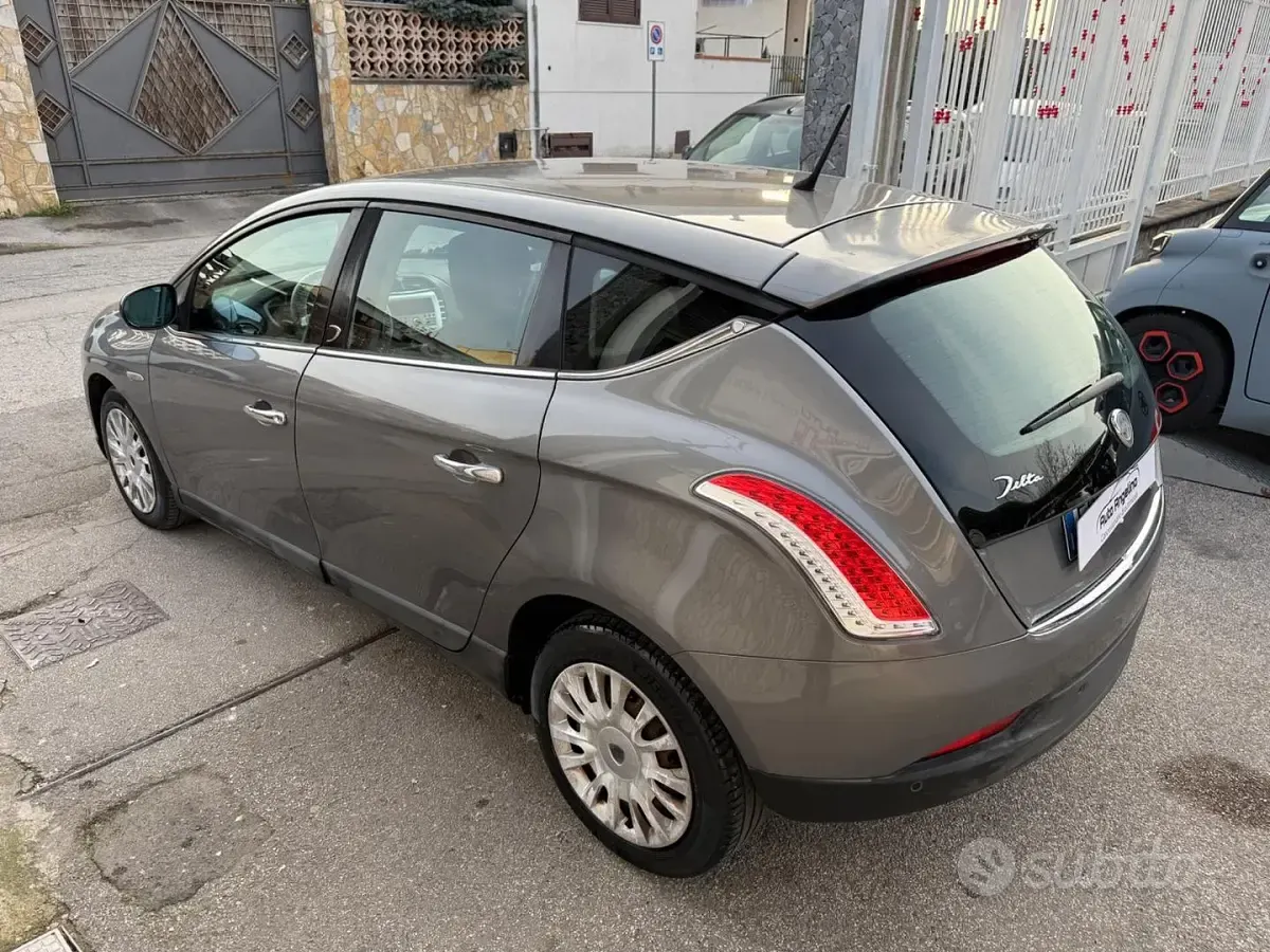 Usata Lancia Delta 120 CV (88 kW) 2010 Grigio Utilitaria