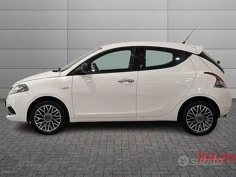 Usata Lancia Ypsilon Gold 69 CV (50 kW) 2017 Bianco Utilitaria