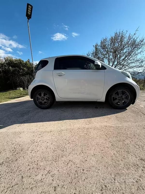 Usata Toyota iQ 90 CV (66 kW) 2010 Bianco Utilitaria