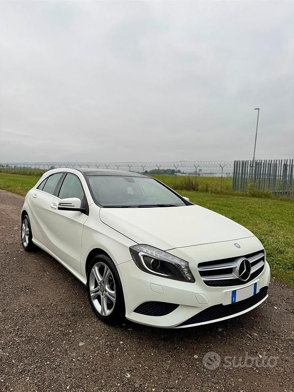 Bianco Usata 2015 Mercedes A180 Tre volumi | 12.500 € (Buon prezzo) - Immagine 1/4