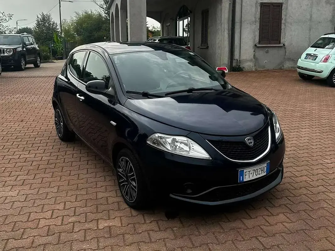 Usata Lancia Ypsilon Gold 69 CV (50 kW) 2018 Blu/azzurro Utilitaria