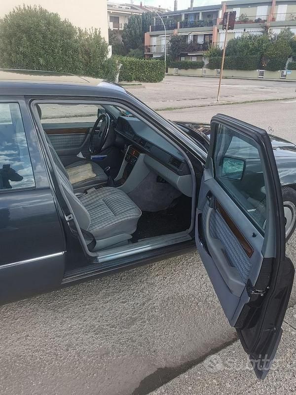 Usata Mercedes E200 1991 Nero Berlina