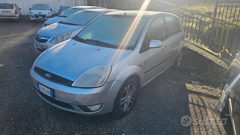 Usata Ford Fiesta Ghia 67 CV (49 kW) 2006 Grigio Berlina