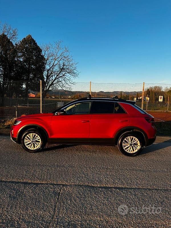 Usata VW T-Roc Life 110 CV (80 kW) 2023 Rosso SUV