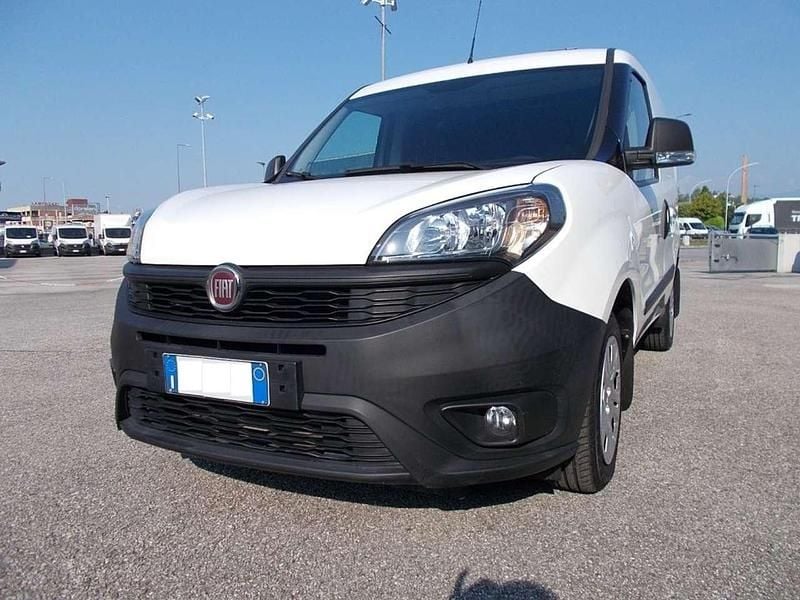 Usata Fiat Doblò Lounge 105 CV (77 kW) 2022 Bianco Monovolume
