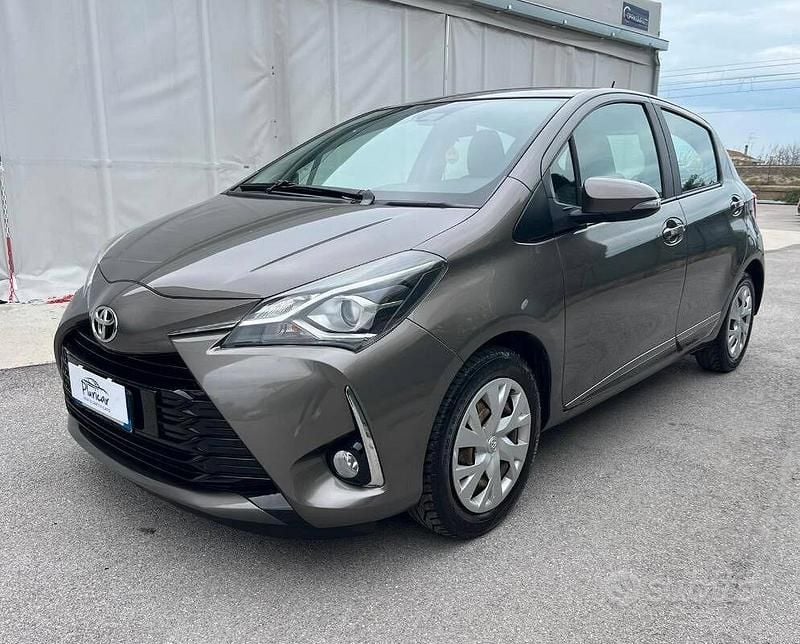Usata Toyota Yaris Active 69 CV (50 kW) 2018 Marrone Berlina