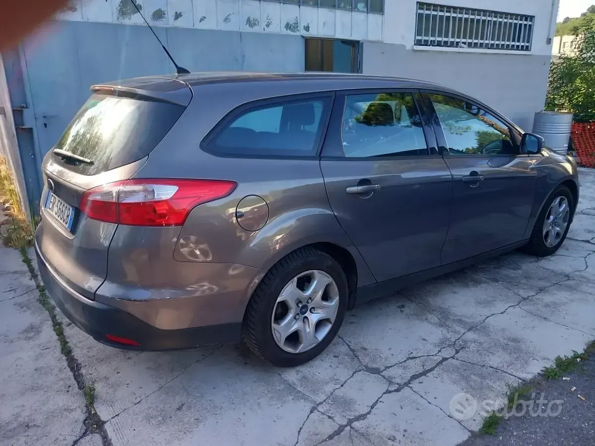 Usata Ford Focus Individual 115 CV (84 kW) 2013 Grigio Station wagon