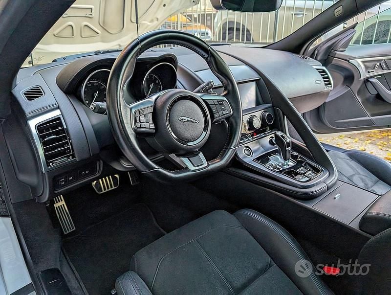 Usata Jaguar F-Type R-Dynamic 300 CV (220 kW) 2019 Bianco Coupé