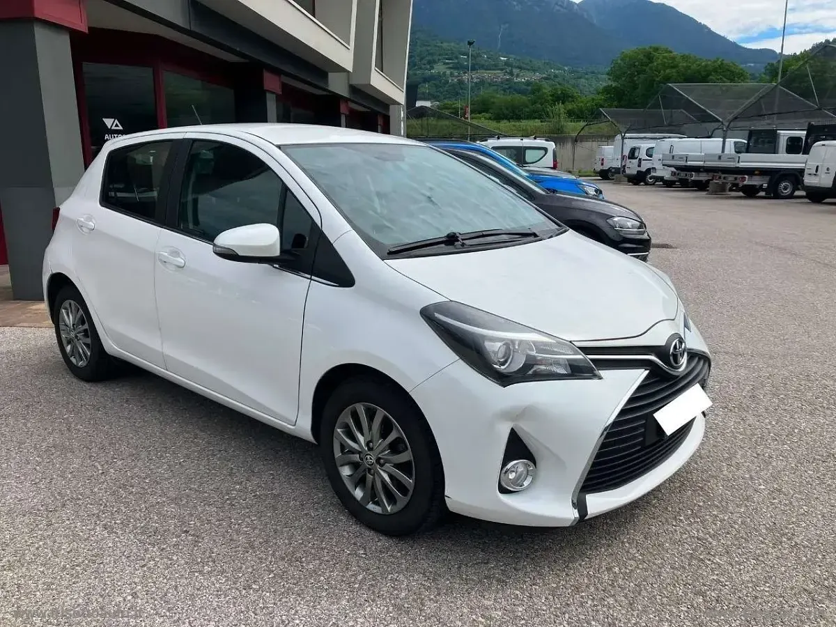 Usata Toyota Yaris Active 69 CV (50 kW) 2016 Bianco Berlina
