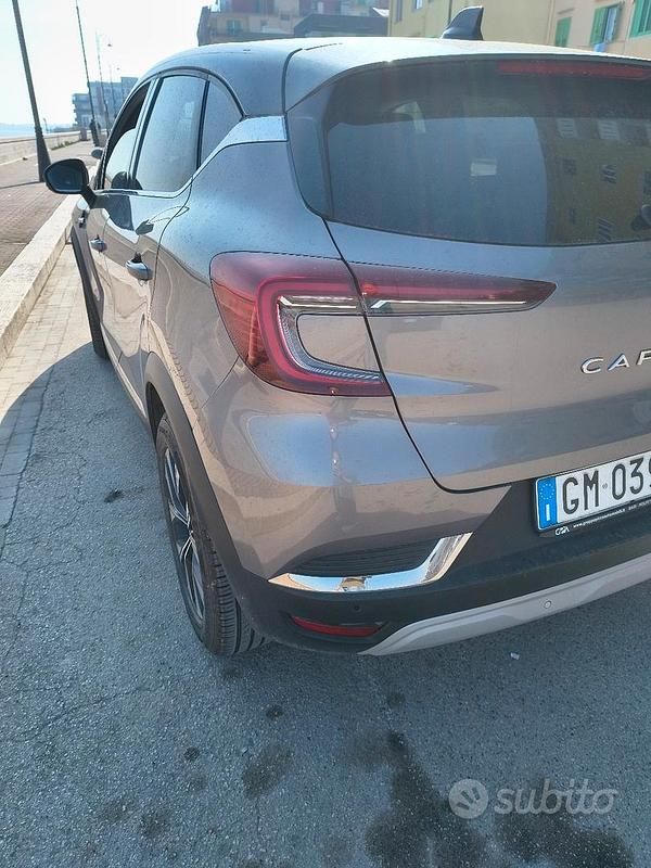 Usata Renault Captur 100 CV (73 kW) 2023 Grigio SUV
