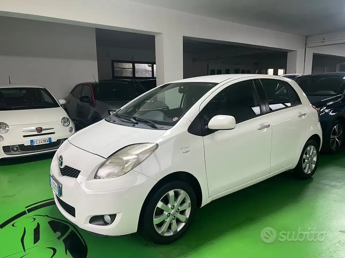 Usata Toyota Yaris 69 CV (50 kW) 2011 Bianco Utilitaria
