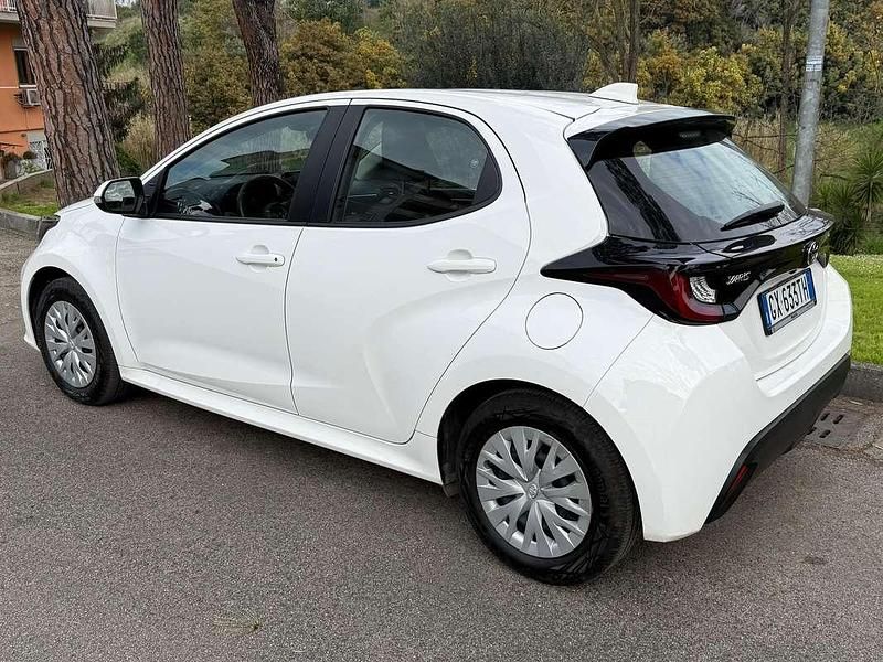 Usata Toyota Yaris Hybrid Active 92 CV (67 kW) 2024 Bianco Berlina