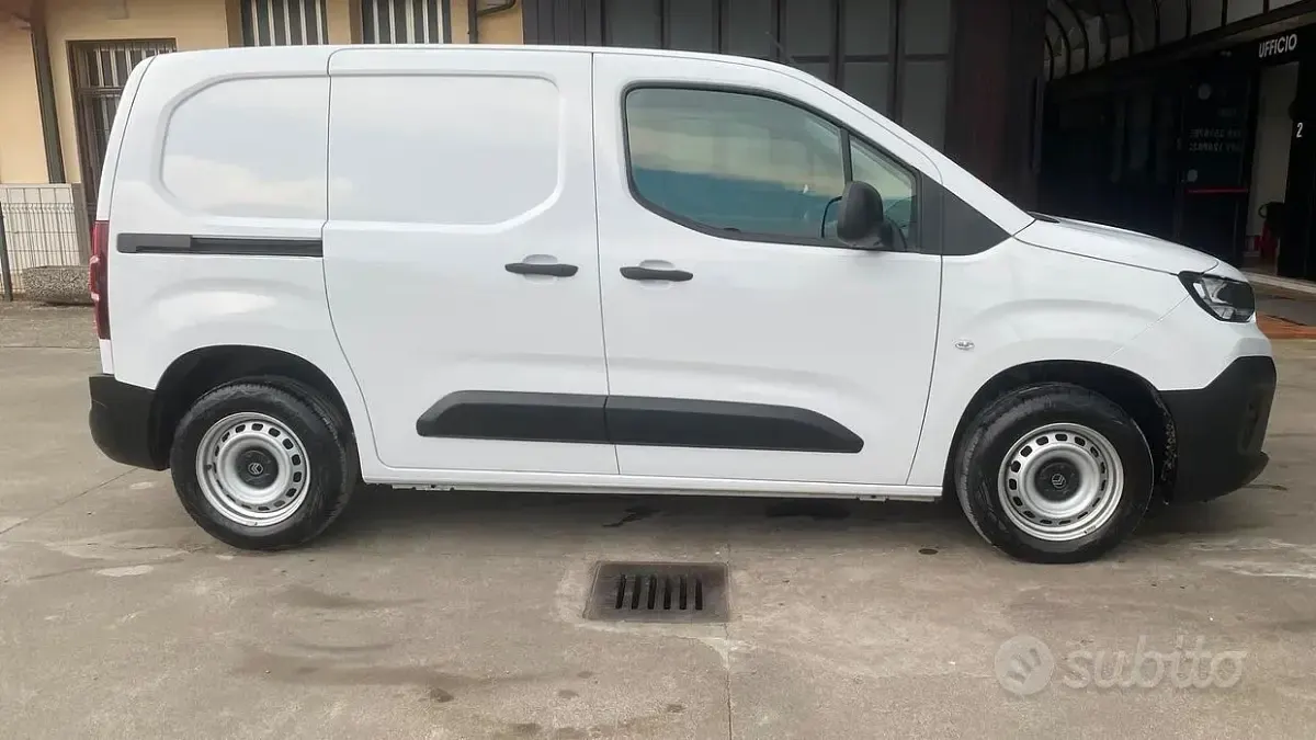 Usata Citroën e-Berlingo 102 CV (75 kW) 2024 Bianco Furgone