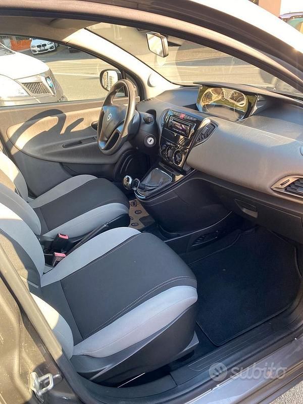 Usata Lancia Ypsilon Silver 69 CV (50 kW) 2013 Marrone Utilitaria