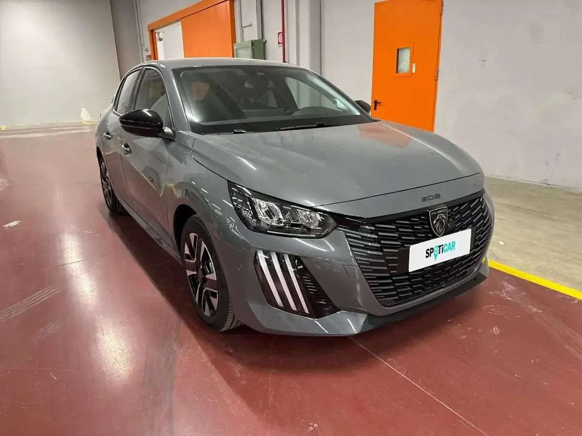 Usata Peugeot 208 Allure 102 CV (75 kW) 2025 Grigio Utilitaria