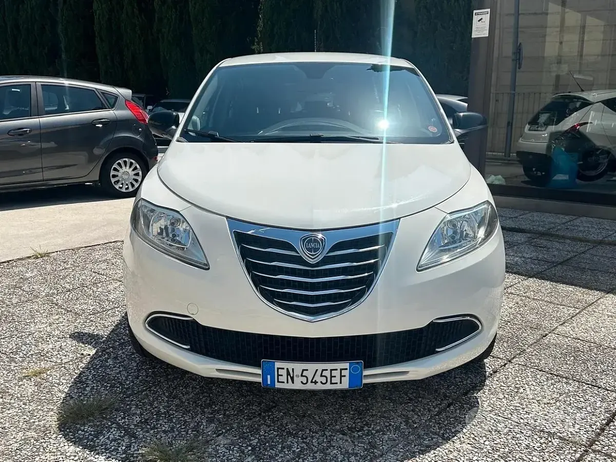 Usata Lancia Ypsilon Gold 69 CV (50 kW) 2012 Bianco Utilitaria