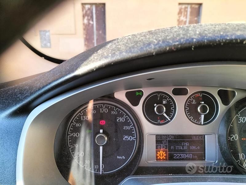 Begagnad Lancia Delta 165 HK (121 kW) 2009 Vit Halvkombi