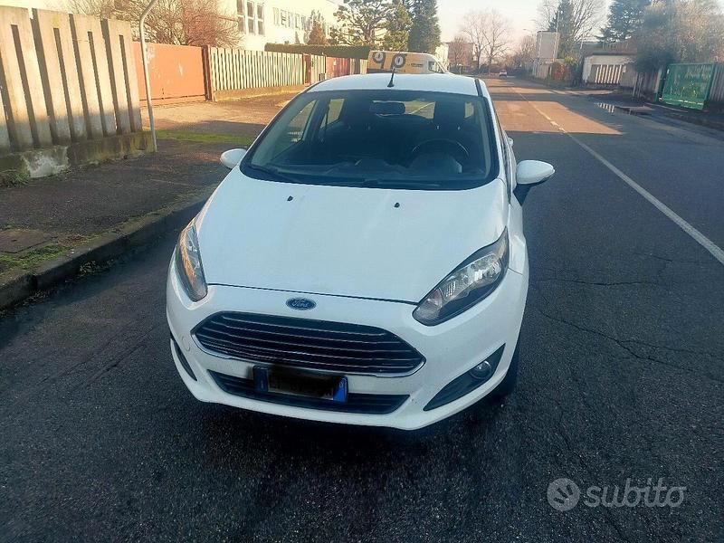 Bianco Usata 2013 Ford Fiesta Tre volumi | 5300 € - Immagine 1/4
