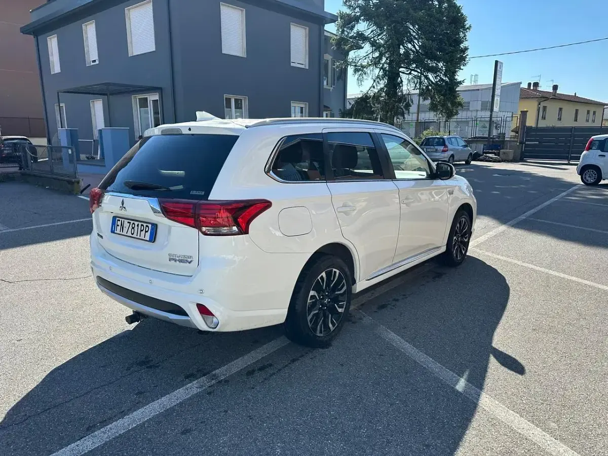 Usata Mitsubishi Outlander P-HEV 121 CV (88 kW) 2018 Bianco SUV