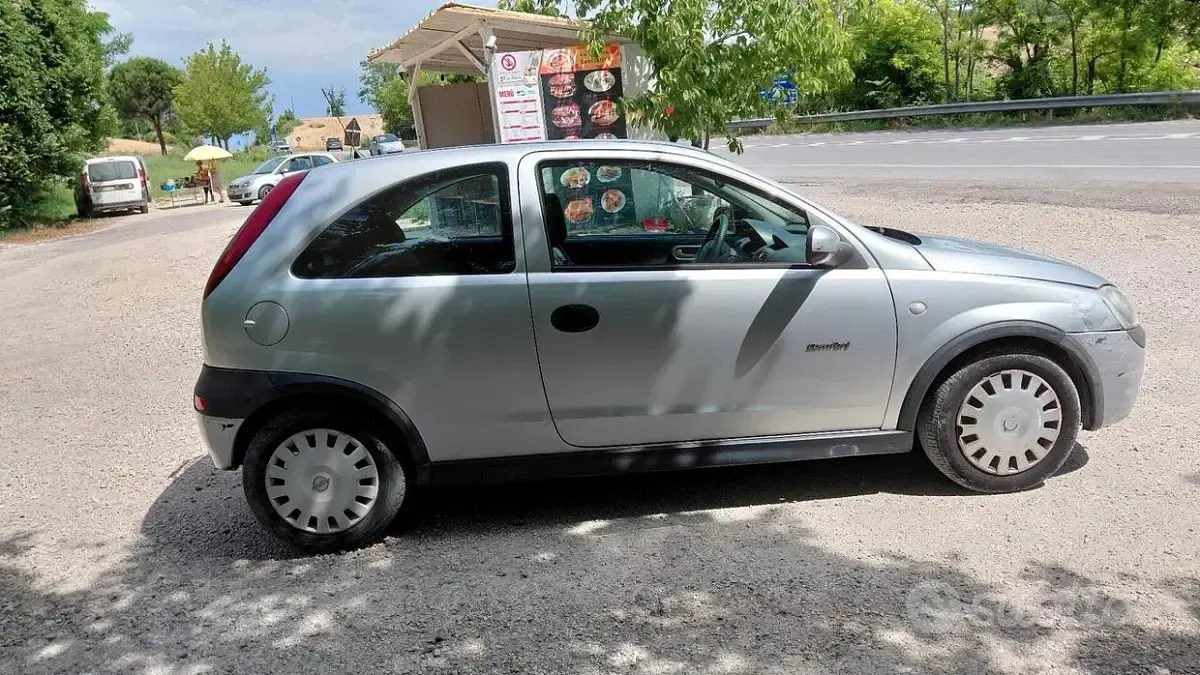 Usata Opel Corsa 58 CV (42 kW) 2001 Grigio Utilitaria