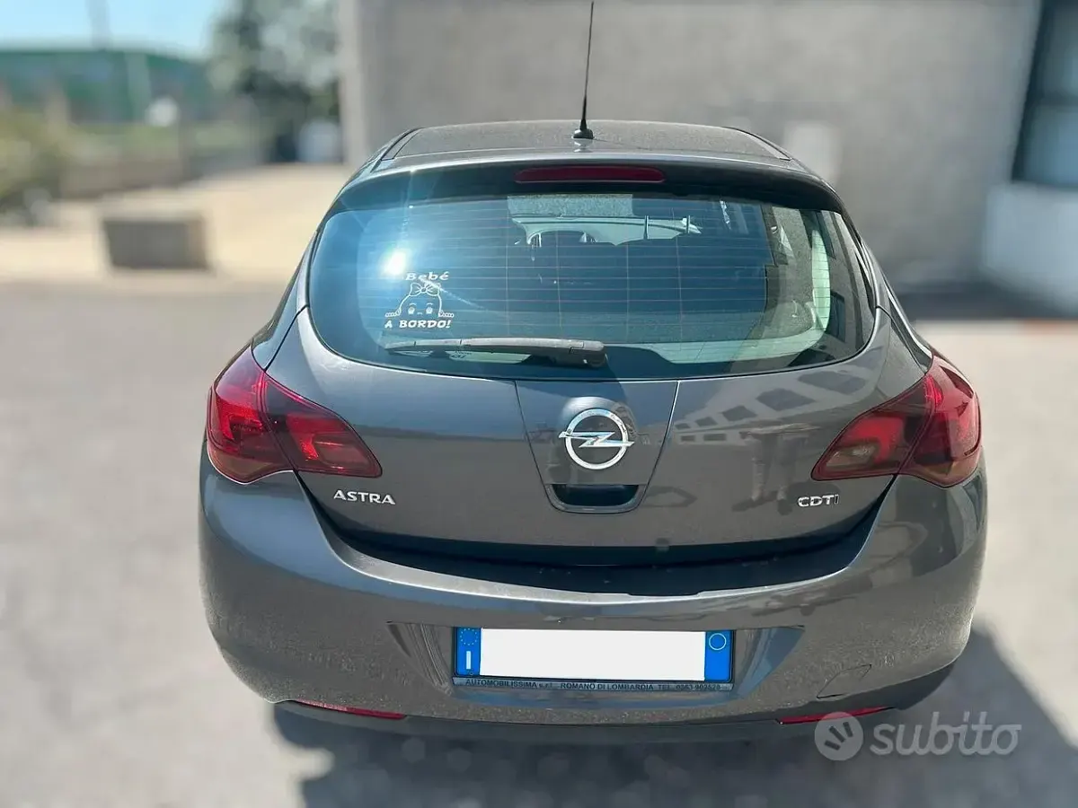 Usata Opel Astra 110 CV (80 kW) 2010 Grigio Berlina