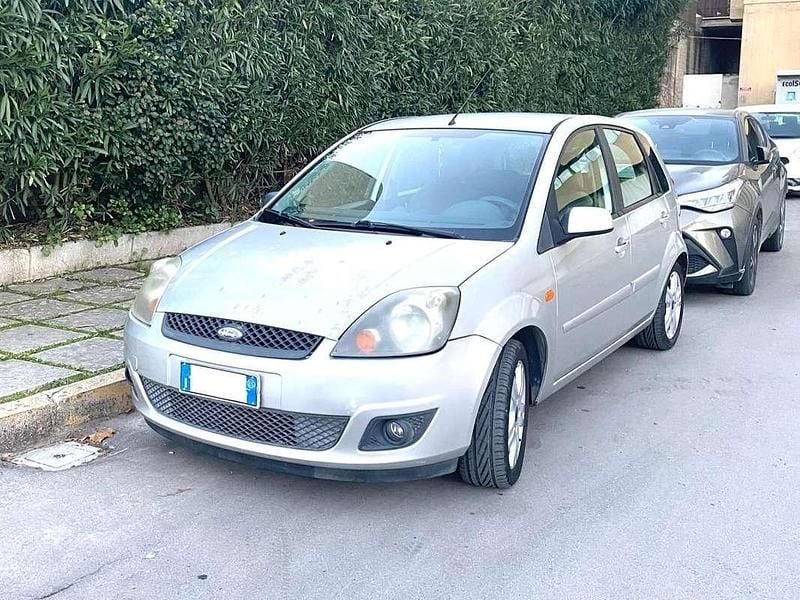 Usata Ford Fiesta Titanium 68 CV (50 kW) 2005 Argento Utilitaria
