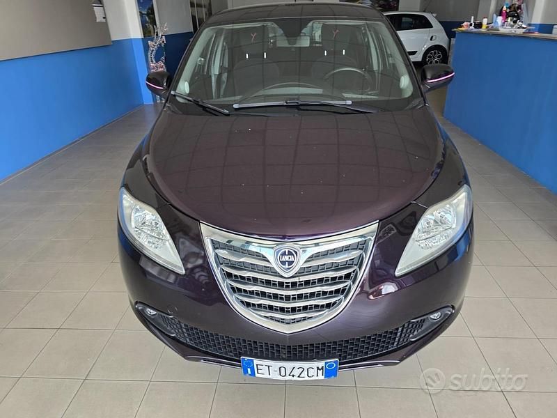 Usata Lancia Ypsilon Gold 85 CV (62 kW) 2013 Viola Utilitaria