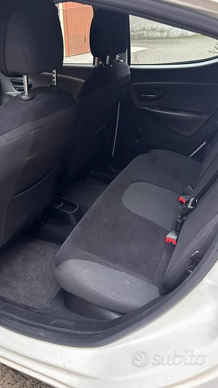 Usata Lancia Ypsilon 60 CV (44 kW) 2013 Bianco Utilitaria