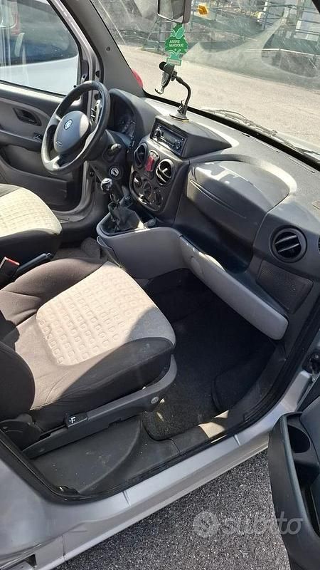 Usata Fiat Doblò 120 CV (88 kW) 2009 Grigio Monovolume
