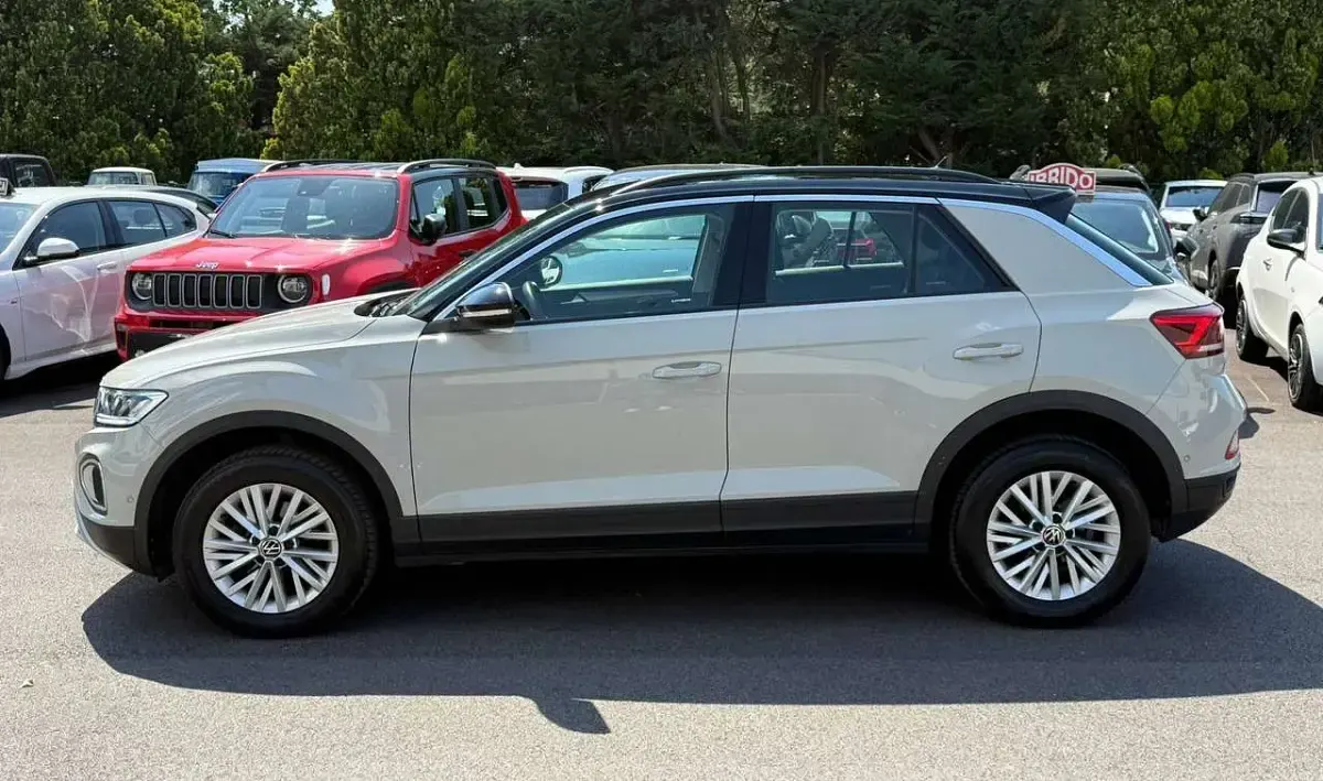 Usata VW T-Roc Life 150 CV (110 kW) 2024 Beige SUV